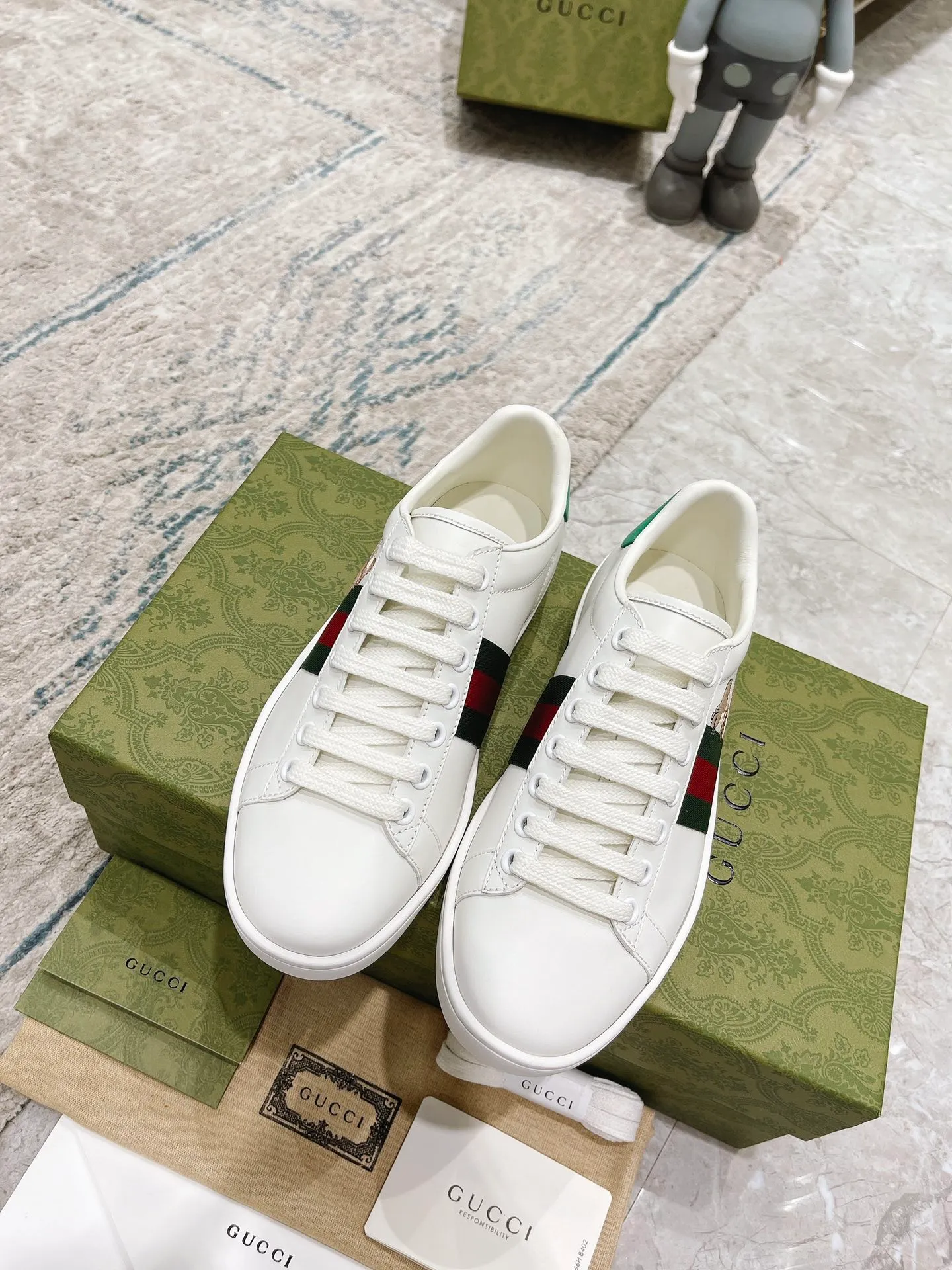 👟👟Ex-factory price 440👟👟 Women's shoe factory GUCCi's latest anti-counterfeiting line classic sports lace-up white shoes for couples ☝︎57 layouts of the whole series are shipped with high quality★ Color matching is being updated continuously... 🔥Look for our upgraded version quality, original mold opening ✔️Original last shape ✔ Everything is authentic from the inside out🥊 🍬Material: 🔸The upper is made of Italian cowhide imported from the original factory. The comfort and softness are higher than ordinary cowhide from domestic factories. ➕Full cowhide lining and foot pads. The lining adopts the same lasting method as the original. The midsole is also printed with double G and the insole is also original molded. 3D craftsmanship❗���Different from ordinary products in the market❗️➕The outsole adopts the original high-density one-to-one sole➕⚠️The snakeskin tail is consistent with the authentic color, and the real snakeskin is a small piece➕🗯The embroidered patches are also authentic. After disassembly, each color comparison is accurate before shipment‼ ️ Shoe size: Female 35-40 Male 39-44